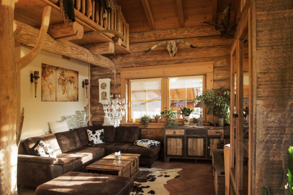 Ein Wohnzimmer in einem Holzblockhaus.
