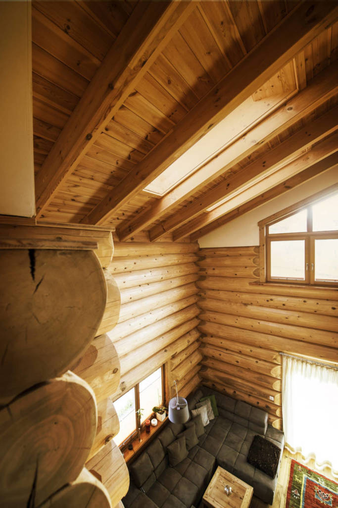 Innenanischt, aus der Galerie, einer Holzblockhütte.