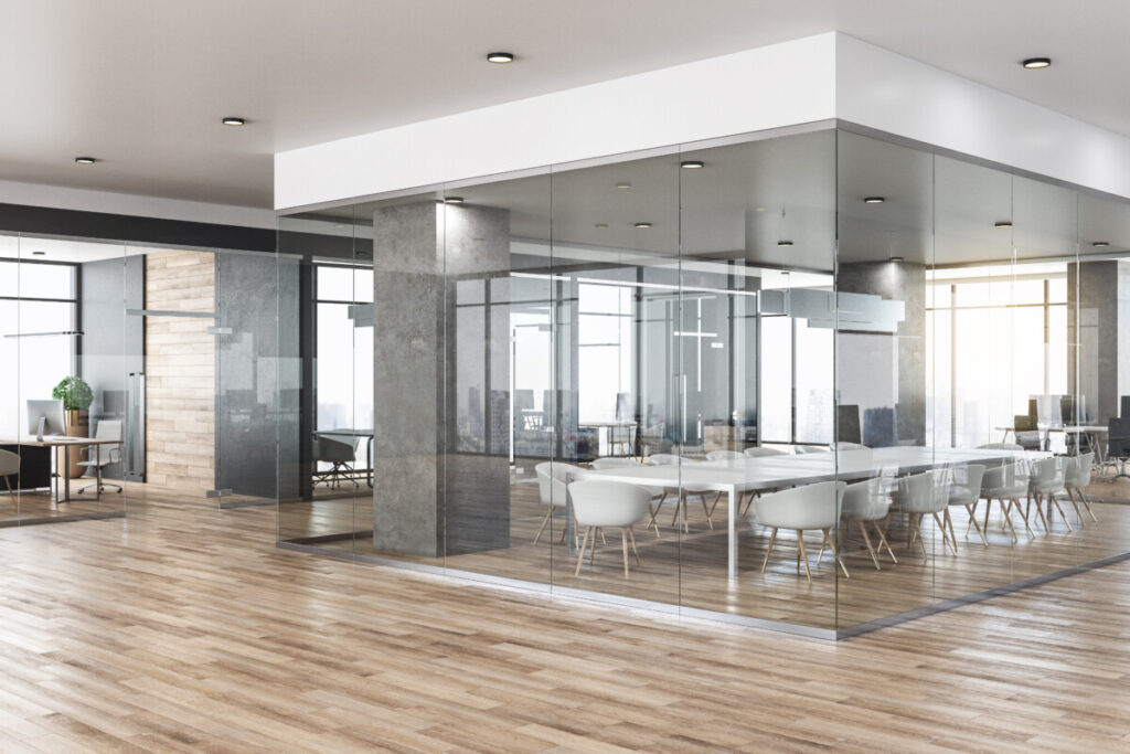 3D-Rendering einer Büro-Innenansicht aus Glas und Beton mit Tageslicht, Möbeln und Holzböden.