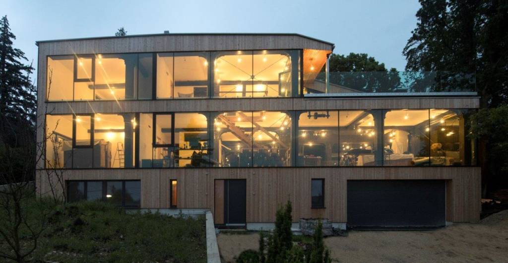 zeitgemäßes Haus mit Glas und Holzelementen.