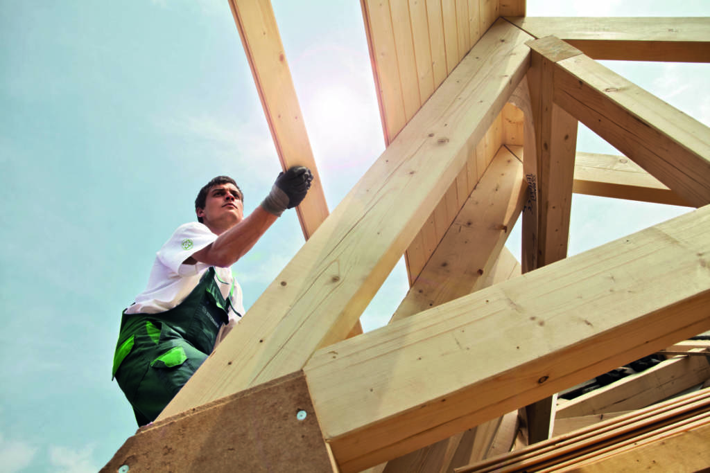 Zimmerleute bauen ein Dachfenster
