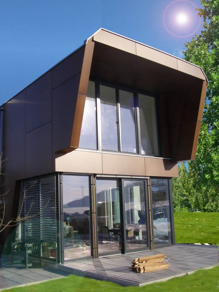 Haus mit eckigem Dach auf großer Glasfrontterrasse.