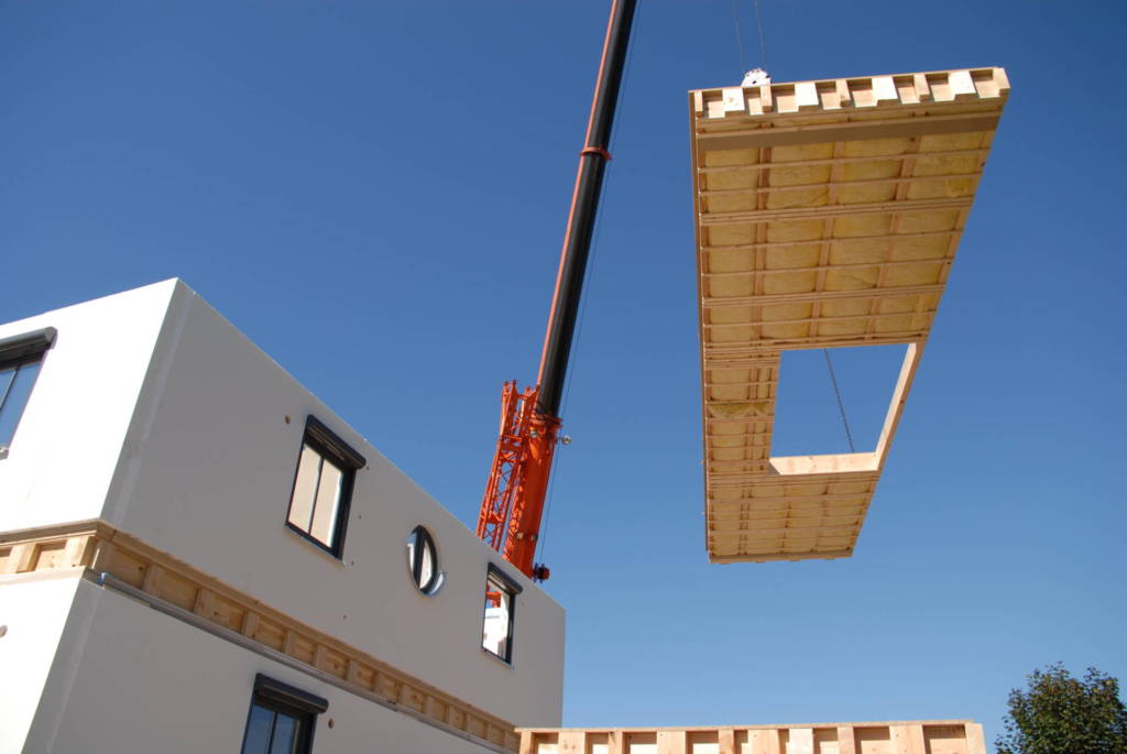 Fertigbauteil wird mit Kran hochgehoben.